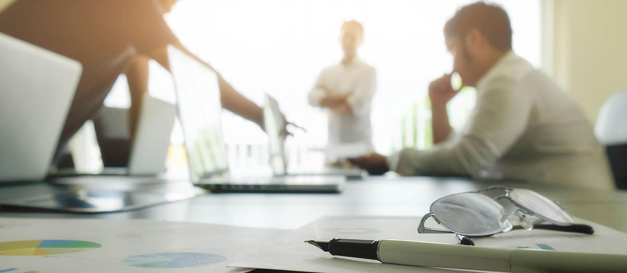 Equipe planejando ações de trade marketing